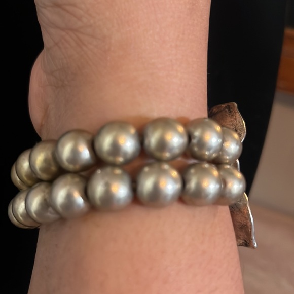 Faux pearl flower bracelet - Picture 2 of 5